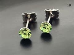 ▽スワロフスキー 一粒ピアス 4mm グリーン系 ステンレス 19 - メルカリ