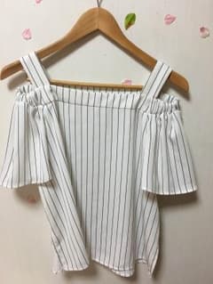 肩出し トップスのサムネイル