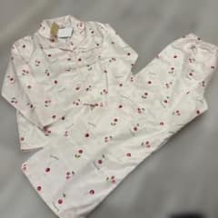 新品タグ付き　さくらんぼ柄　長袖長ズボン　パジャマ　130cm