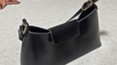 黒いレザーショルダーバッグのサムネイル