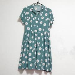 レトロフラワー柄の半袖ワンピース