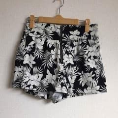 ボタニカル モノトーン ショートパンツのサムネイル