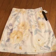 《新品、未使用》ワンウェイ花柄スカートのサムネイル