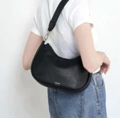 【美品】russet ラシット ハーフムーンワンショルダーバッグ ブラックのサムネイル