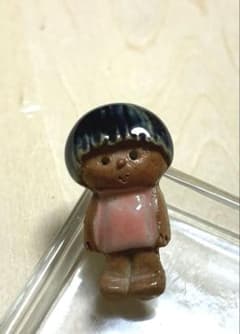 可愛い陶製女の子ブローチ　昭和レトロのサムネイル