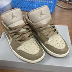 Nike Air Jordan 1 Low ベージュ スニーカーのサムネイル