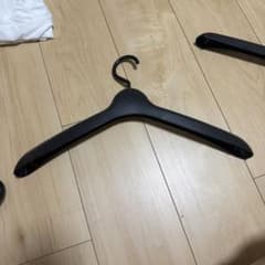 ブラックの衣類ハンガーのサムネイル