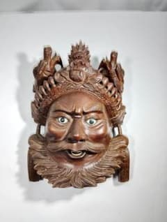 伝統的な木製彫刻お面のサムネイル