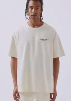 Essentials Tシャツのサムネイル