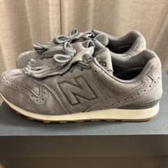 美品　New Balance スニーカー グレー フリンジ付きのサムネイル