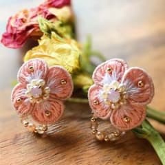 春のお花刺繍ピアスのサムネイル