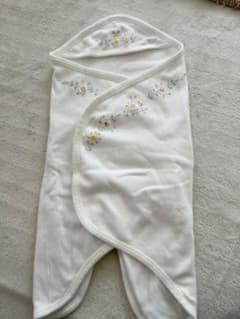 花の刺繍おくるみのサムネイル