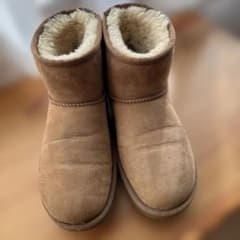 UGG ムートンブーツ ベージュ ストラップ付き UGG ムートンブーツ ベージュ ストラップ付き