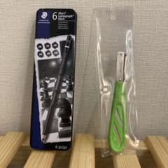 鉛筆とカッターのセットのサムネイル