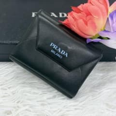 希少/美品✨プラダ 三つ折り財布 レザー バイカラー ブラック ライトブルー 希少/美品✨プラダ 三つ折り財布 レザー バイカラー ブラック ライト