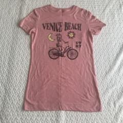 半袖　Tシャツ　ピンクTシャツ　海外ガールのサムネイル
