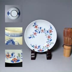 後期　色鍋島　椿文高台皿　櫛歯文高台　七宝結び文　桐箱付　幕末期 後期〜明治 色鍋島草花文様小皿 11.8cm 櫛文高台 裏七宝結び文 - メルカリ