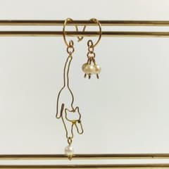猫モチーフのピアス(イヤリングに変更できます)のサムネイル