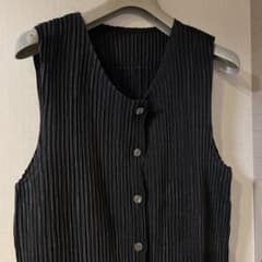 プリーツブラックロングベスト