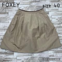 美品　Foxey フォクシー　フレアスカート　リリーラッフル　ロゴプレート　40 良品】フォクシー☆フレアスカート シルク ロゴプレート ベージュ ひざ