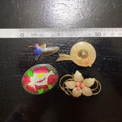 ヴィンテージ　七宝焼や珊瑚のブローチ　4つのサムネイル