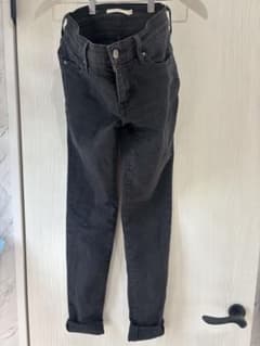 Levi's 711 SKINNY ブラックデニム 25インチのサムネイル