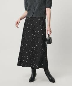 極美品 25aw ユナイテッドアローズ サテンフラワージャガードロングスカート 極美品 25aw ユナイテッドアローズ サテンフラワージャガードロング