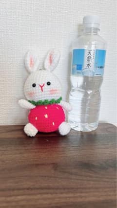 ハンドメイド うさぎ あみぐるみ キーホルダー付きのサムネイル