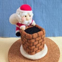羊毛フェルト 作品 プレゼントお届け中のサンタさん - メルカリ