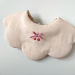 ハンドメイドスタイ さくらんぼ刺繍 もくもくスタイ 花びらスタイ