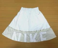 NIKE メッシュ裾フレアスカート ホワイト Sサイズのサムネイル