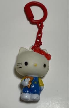ハローキティ キーホルダー　クマのぬいぐるみを抱っこしているキティのサムネイル