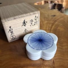 横石嘉助作 白磁梅花香合 共箱 横石嘉助作 白磁梅花香合 共箱 - メルカリ