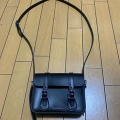 お値下げ可能。 ドクターマーチンブラックショルダーバッグ ダブルバックルのサムネイル