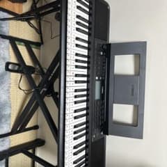 Yamaha PSR-E383 61鍵 電子キーボード スタンドとペダル付きのサムネイル