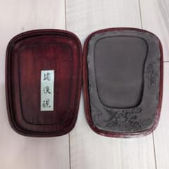 書道用具　端渓硯⁈木製ケース付き(彫刻) 素*明様 端渓硯 彫刻入り 書道用具 木箱付き - メルカリ