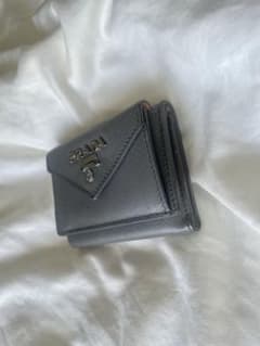 PRADA 三つ折り財布 グレー サフィアーノレザーのサムネイル