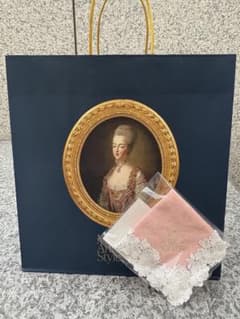 まとめ割りあり！横浜美術館マリーアントワネット展 近沢レースタオルハンカチピンクのサムネイル