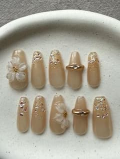 ベージュ フラワー ネイルチップ 10本セットのサムネイル