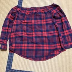オフショルダー赤と紺チェック長袖シャツのサムネイル