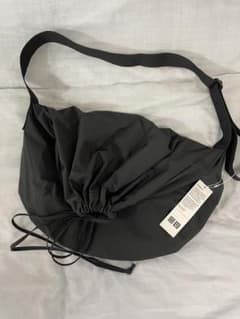 新品未使用！ユニクロ　ドローストリングショルダーバッグ　黒色のサムネイル