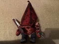 サイレントヒル レッドピラミッドシング三角頭ぬいぐるみ 赤 サイレントヒル レッドピラミッドシング三角頭ぬいぐるみ 赤 - メルカリ