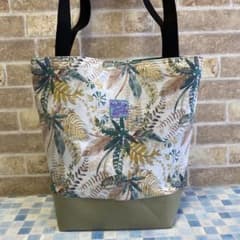 ハンドメイド くすみグリーン ボタニカル柄トートバッグ(ミニ巾着付き)のサムネイル