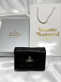 大人気⭐︎レタータイプ⭐︎Vivienne Westwood 三つ折り財布 人気商品⭐Vivienne Westwood 三つ折り財布 レタータイプ - メルカリ