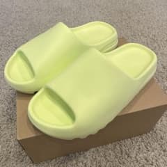 イージースライド　yeezy slide グローグリーン　28.5のサムネイル