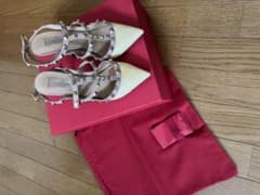 ロックスタッズエナメルストラップパンプス　ヴァレンティノシューズ