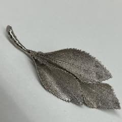【ヴィンテージ】Flora フローラ リーフ ブローチ シルバーカラー 葉のサムネイル
