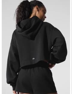 美品　Alo Yoga アロ　ブラック スウェット　クロップド　フーディ XS 美品 Alo Yoga アロ ブラック スウェット クロップド フーディ XS