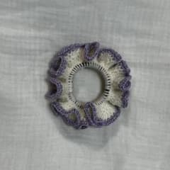 ハンドメイド　シュシュ　編み物　パープル　クリーム色　かぎ針編みのサムネイル