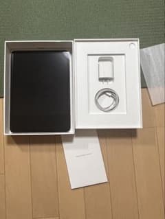 iPad 第10世代　　シルバー　256GB 充電器・黒色カバー付き　値下げ中 iPad 第10世代 シルバー 256GB 充電器・黒色カバーケース付き - メルカリ
